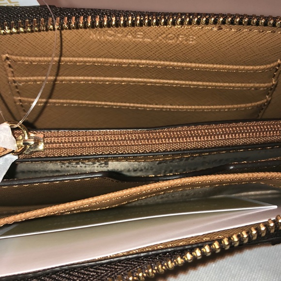 Michael Kors Center Stripe MultiFunction - Picture 3 of 6